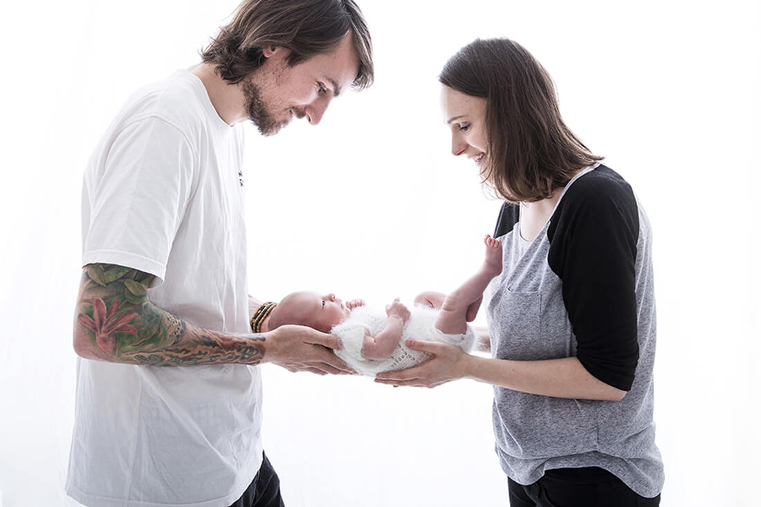Junge Eltern halten ihr neugeborenes Baby © Miriam Ellerbrake/ Little Monkey Fotografie Berlin 2018