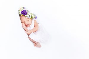 neugeborenes mit blumenkranz_babyfotografie © miriam ellerbrake, berlin 2017
