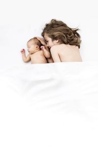 Neugeborenenfoto mit Geschwisterchen © Little Monkey Babyfotografie Berlin 2018