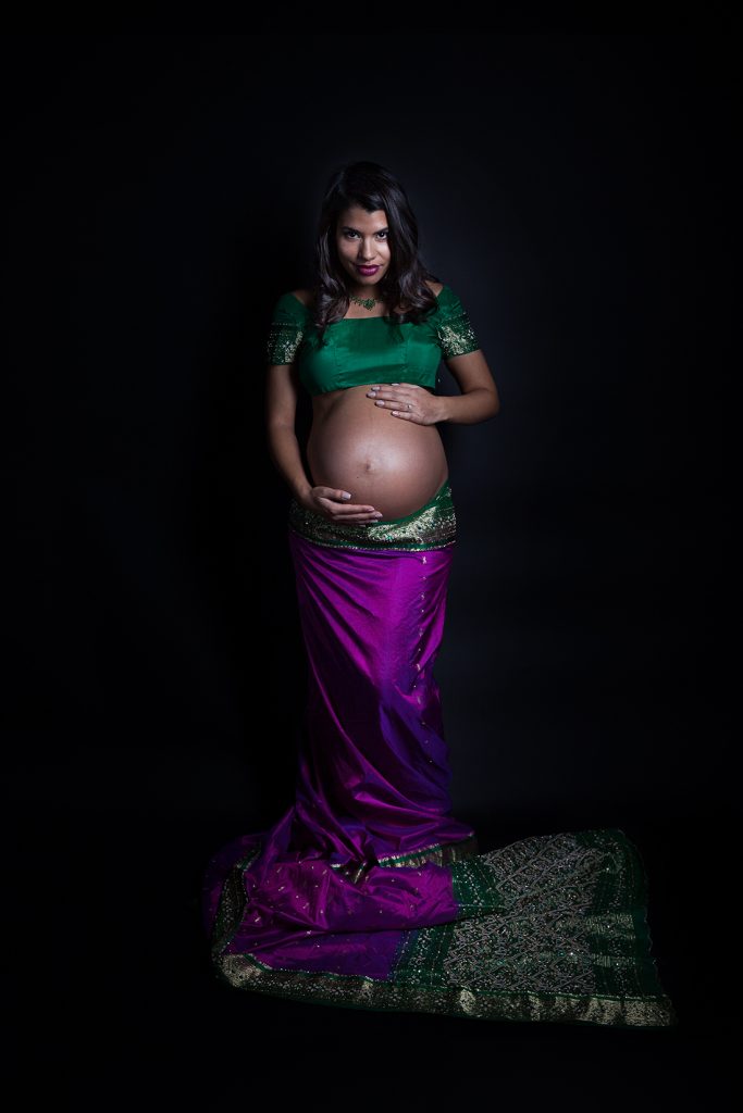 Porträt von schwangerer Frau mit Babybauch beim Babybauchfotoshooting Copyright Miriam Ellerbrake Fotografie