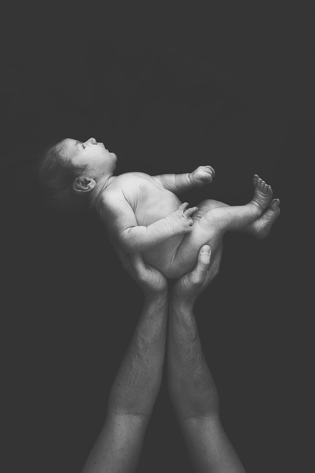 Neugeborenes von Händen gehalten © Miriam Ellerbrake/ Little Monkey Fotografie Berlin, 2018