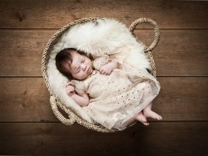 Neugeborenenfoto von Baby im Weidenkorb, Berlin_Babyfotos_Babyfotografie_© Miriam Ellerbrake / Little Monkey