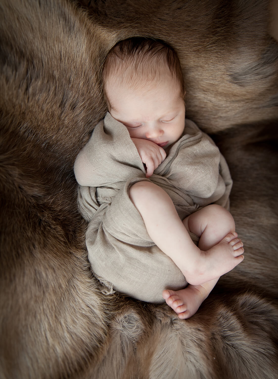 Neugeborenes auf Fell © Little Monkey Fotografie, Berlin