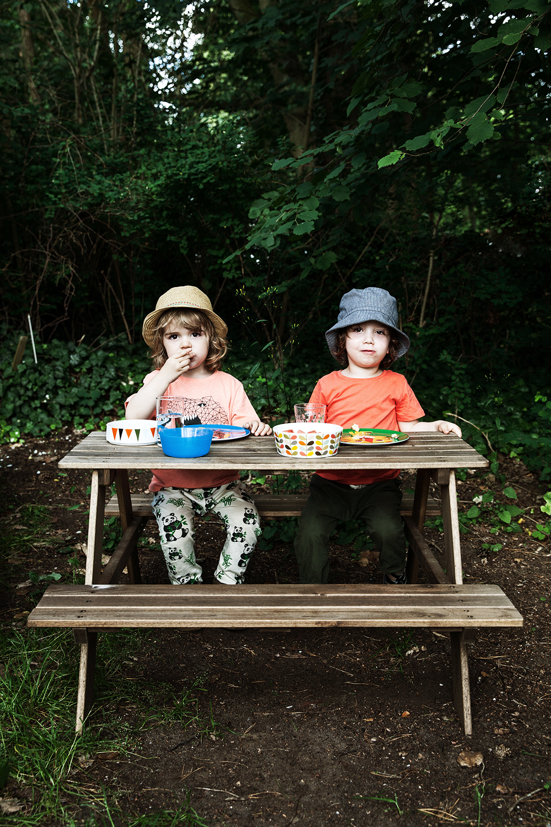 Zwei Jungen an Picknicktisch. Kinderportrait von der Kinderfotografin © Miriam Ellerbrake, Berlin