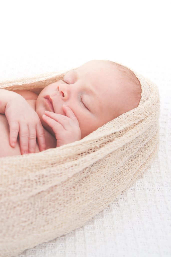 Close Up Neugeborenenfoto von Baby Katharina © Miriam Ellerbrake, Kinderfotografie Berlin Prenzlauer Berg