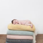 Neugeborenes_Baby_auf_Deckenstapel © Babyfotografie Berlin/ Miriam Ellerbrake Little Monkey Photography, Berlin