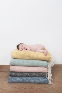 Neugeborenes_Baby_auf_Deckenstapel © Babyfotografie Berlin/ Miriam Ellerbrake Little Monkey Photography, Berlin