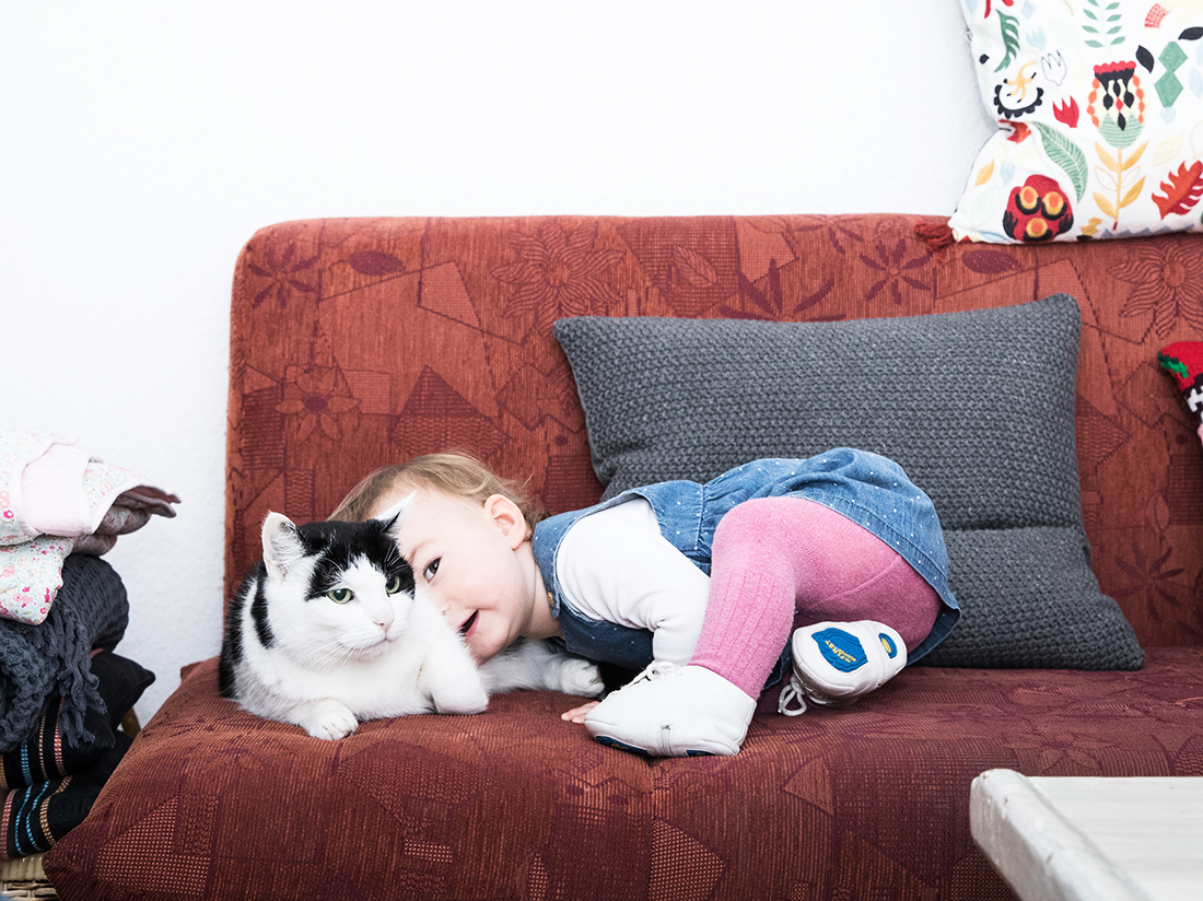 Maedchen und Katze Babyfotografie Berlin © Miriam Ellerbrake