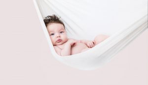 Baby in Hängematte_Neugeborenenfotos © Miriam Ellerbrake, Berlin 2017
