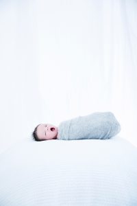 Gaehnendes Baby_Babyfotografie © Miriam Ellerbrake, Berlin