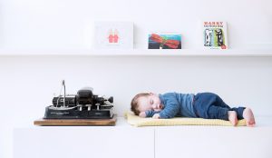 Baby schlafend auf Sideboard © Miriam Ellerbrake, Berlin 2017