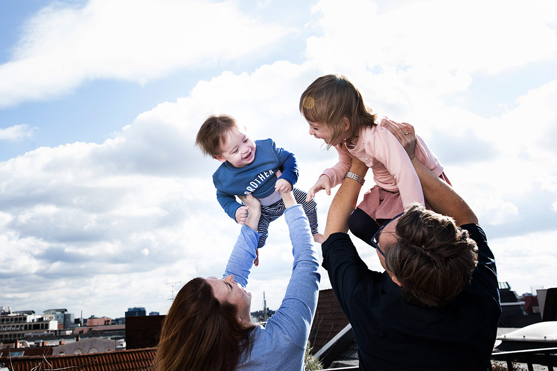 Eltern mit Kindern auf Terrasse bei Familienreportage © Miriam Ellerbrake / Little Monkey Photography 2018