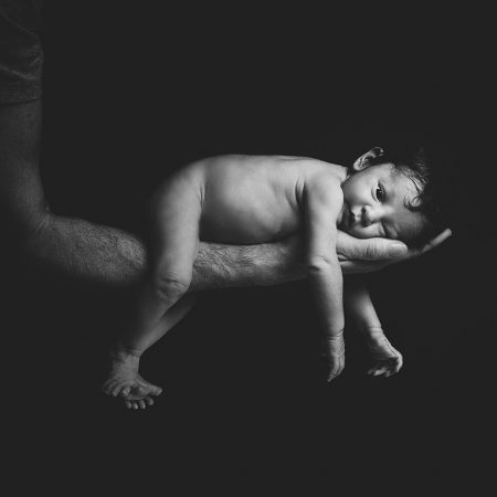 Neugeborenes auf Arm liegend © Miriam Ellerbrake/ Little Monkey Fotografie Berlin, 2018