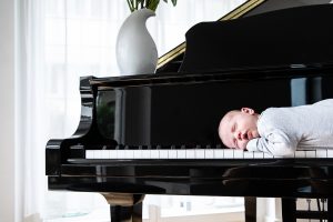 Neugeborenes auf Klavier © Miriam Ellerbrake / Little Monkey 2019
