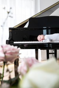 Baby auf Klaviertastatur