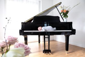 Baby auf Klaviertastatur