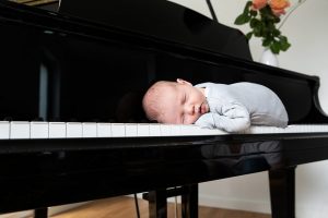 Baby auf Klaviertastatur © Miriam Ellerbrake / Little Monkey 2019
