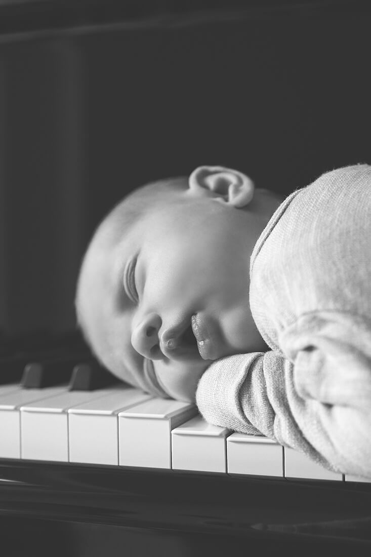 Baby auf Klaviertastatur