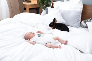 Baby mit Kaninchen © Miriam Ellerbrake / Little Monkey 2019