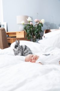 Baby mit Kaninchen © Miriam Ellerbrake / Little Monkey 2019