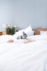 Baby mit Kaninchen © Miriam Ellerbrake / Little Monkey 2019