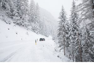 Multivan in den verschneiten Bergen