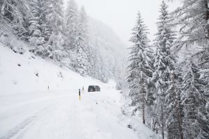 Multivan in den verschneiten Bergen