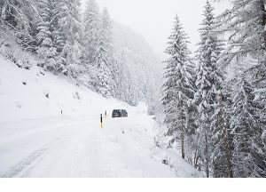 Multivan in den verschneiten Bergen